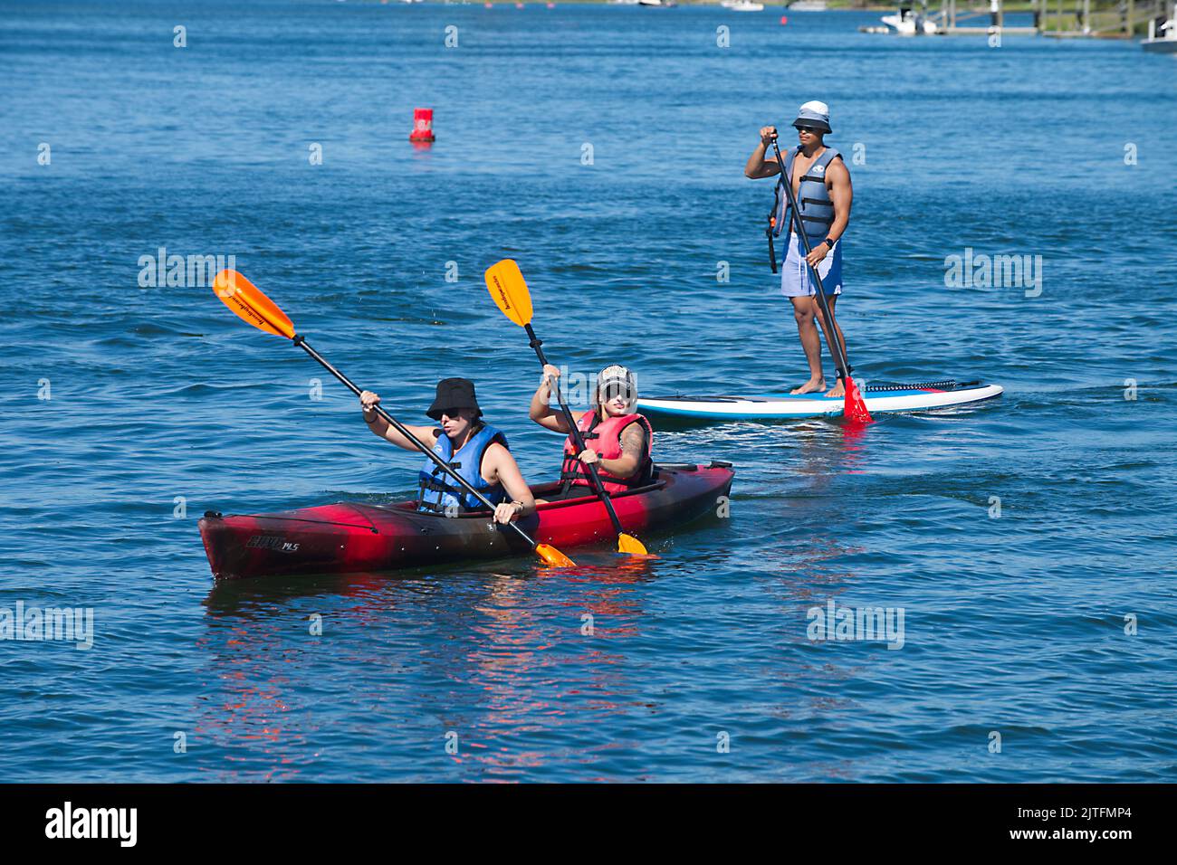 Un kayak e un paddleboard si dirigettero verso il fiume Bass a Cape Cod, Massachusetts, USA Foto Stock