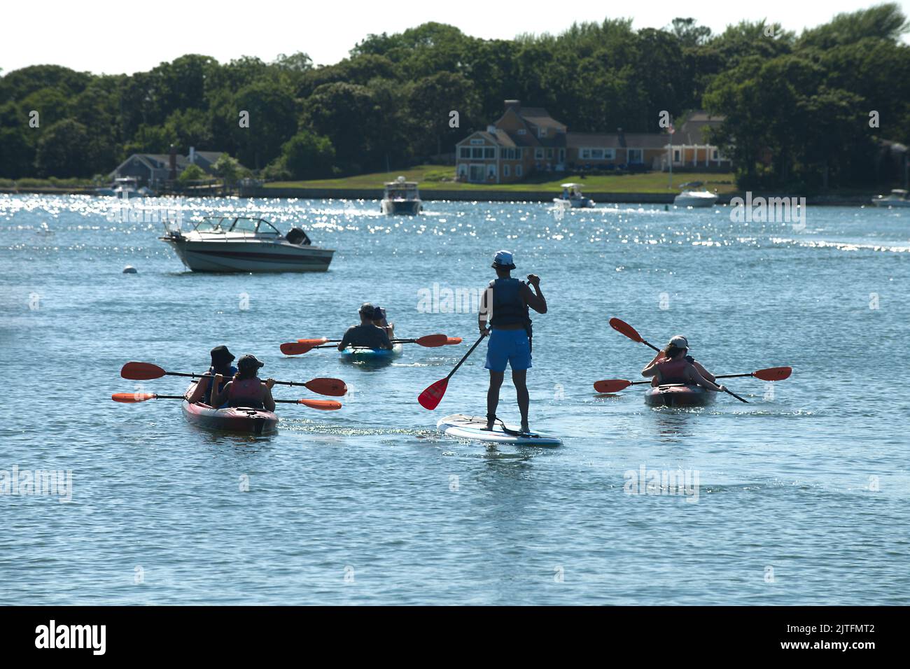 Un kayak e un paddleboard si dirigettero verso il fiume Bass a Cape Cod, Massachusetts, USA Foto Stock