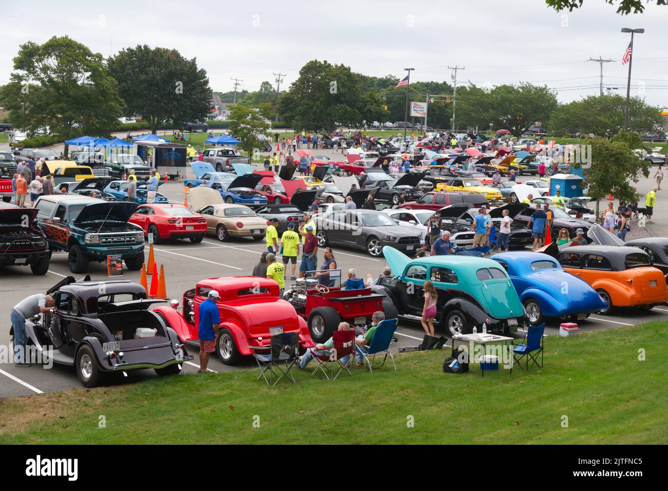 Una panoramica di un auto show all'aperto a Patriot Square, Dennis, Massachusetts, a Cape Cod, USA Foto Stock