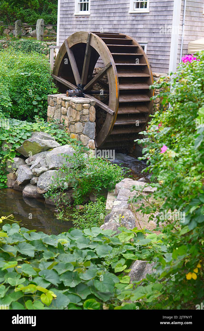 La ruota d'acqua presso lo storico Stony Brook Grist Mill a Brewster, Massachusetts, a Cape Cod. Foto Stock