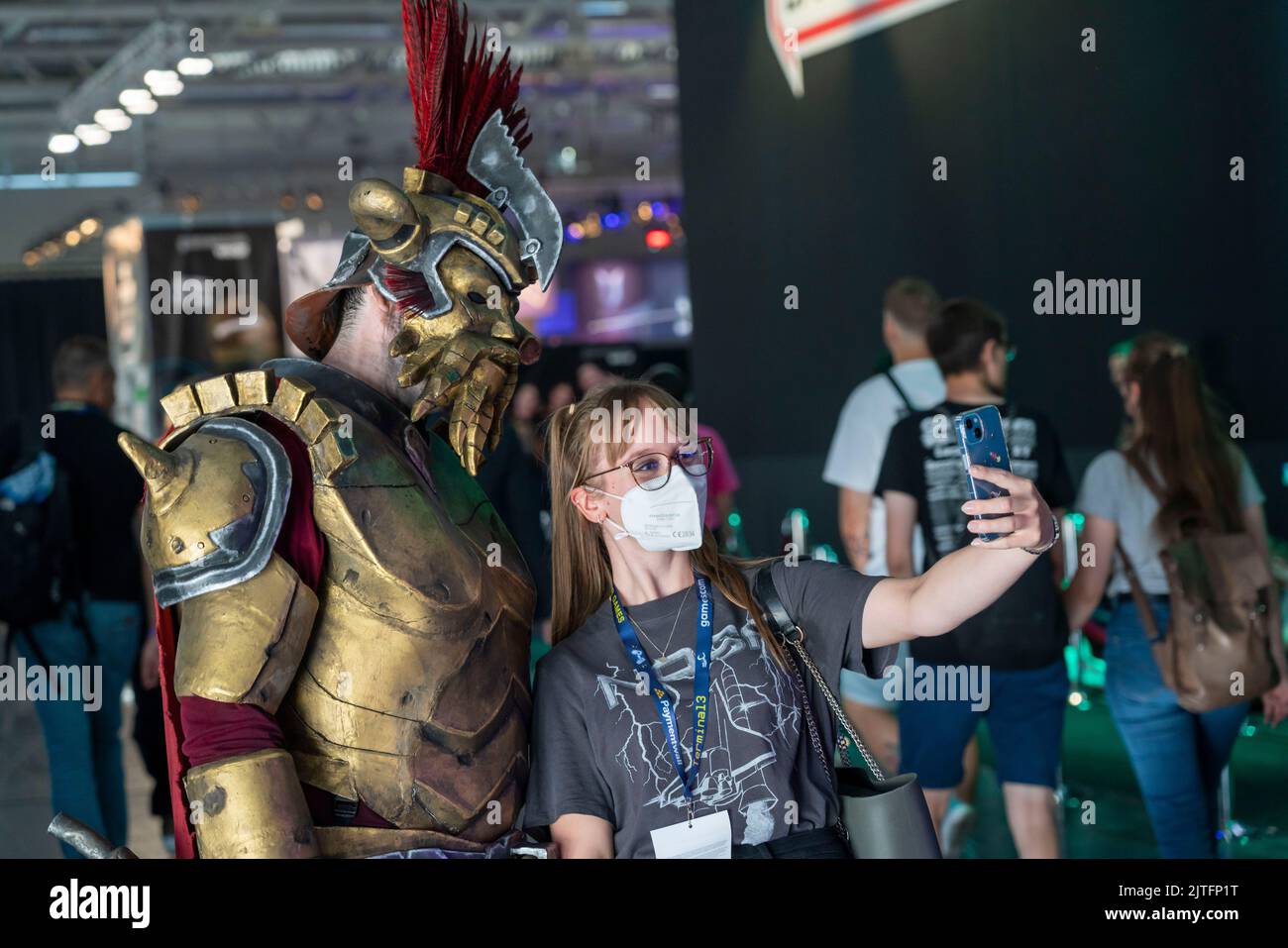 Gamescom, weltweit größte Messe für Video- und Computerspiele, Selfie mit Charakter, in Köln, Germania, Foto Stock