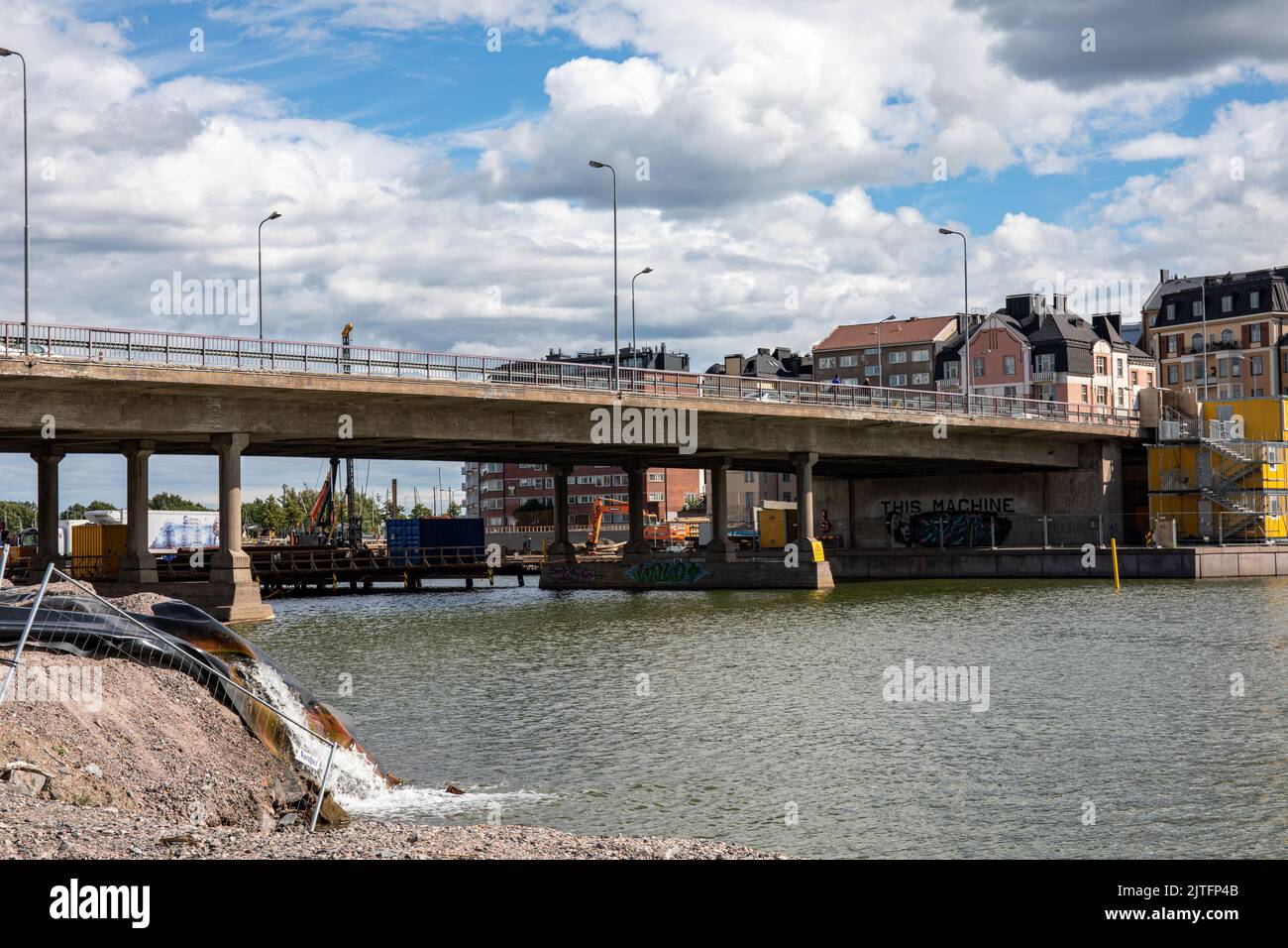 Hakaniemen silta o ponte Hakaniemi su Siltavuoren salmi a Helsinki, Finlandia Foto Stock
