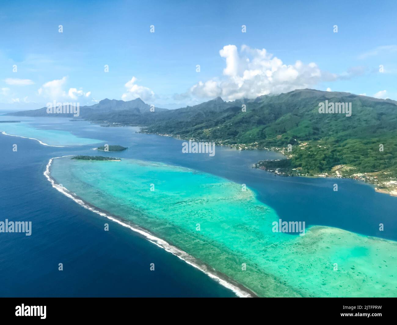 Turchese mare acqua isola atollo paesaggio vista aerea. Splendido sfondo tropicale. Esotico resort estivo, vacanza, paradiso vacanza concetto di viaggio. Natura rilassante Foto Stock