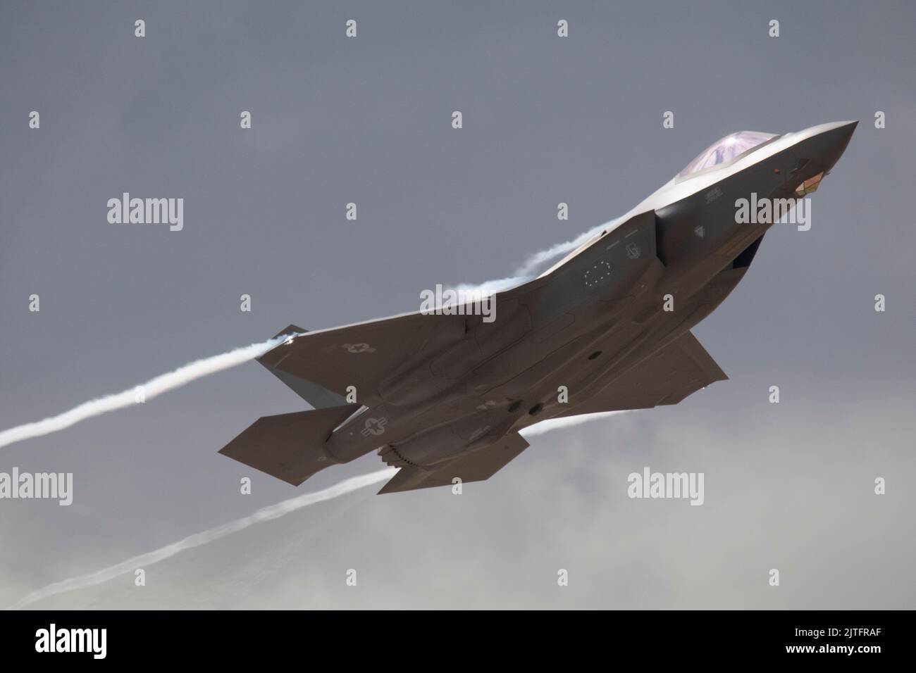 F35-A decollo dalla pista 07 a RAF Lakenheath e creazione di percorsi vapore, 30th agosto 2022 Foto Stock