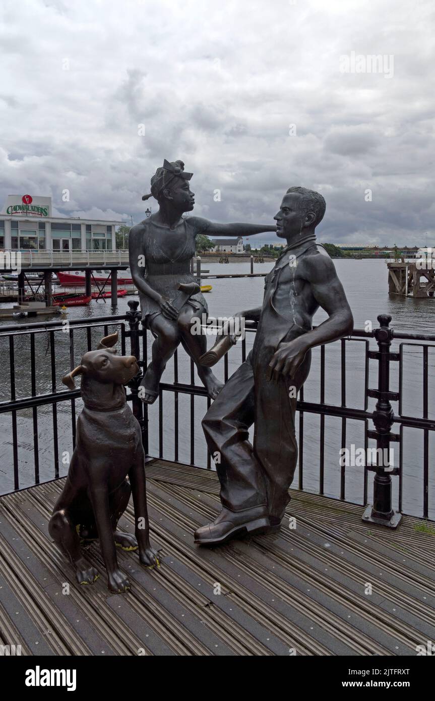 Persone come noi statua gruppo. Mermaid Quay. Baia di Cardiff 2022 Foto Stock