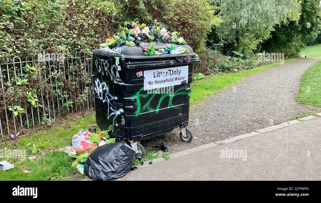 Edinburgh Bin scioperi, borse di poo per cani e rifiuti accumulati. Scozia Regno Unito. 2022 Foto Stock