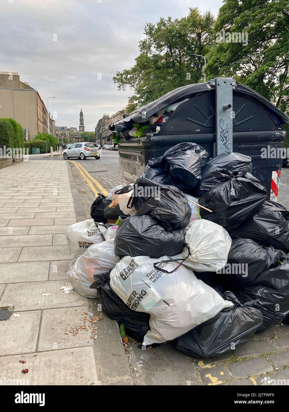 Edinburgh Bin colpisce, bidoni di rifiuti che traboccano nelle strade con rifiuti. Scozia Regno Unito. 2022 Foto Stock