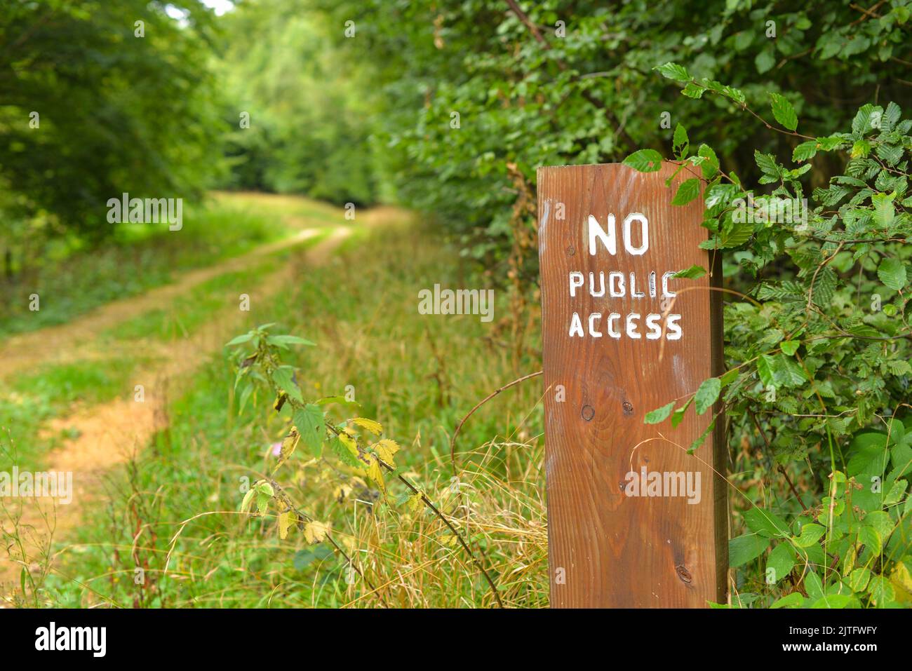 Un cartello in legno senza accesso pubblico nella campagna inglese nei bambini Foto Stock