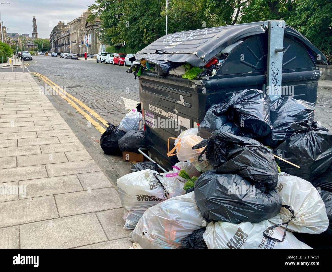 Edinburgh Bin colpisce, bidoni di rifiuti che traboccano nelle strade con rifiuti. Scozia Regno Unito. 2022 Foto Stock