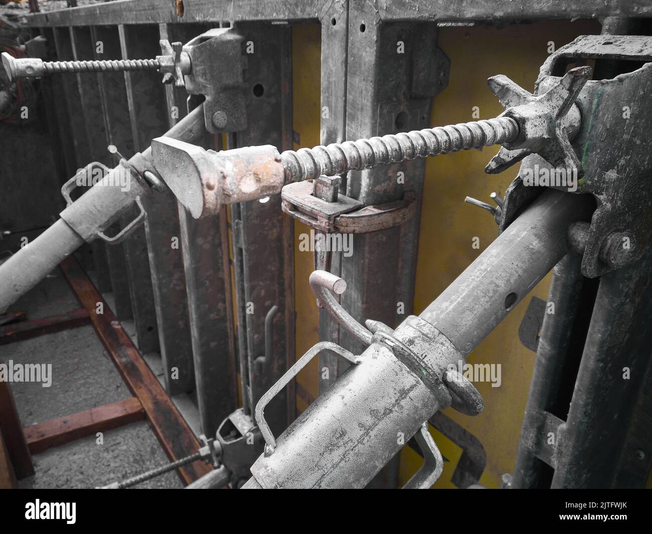 I puntoni metallici trattengono la cassaforma in cantiere Foto Stock