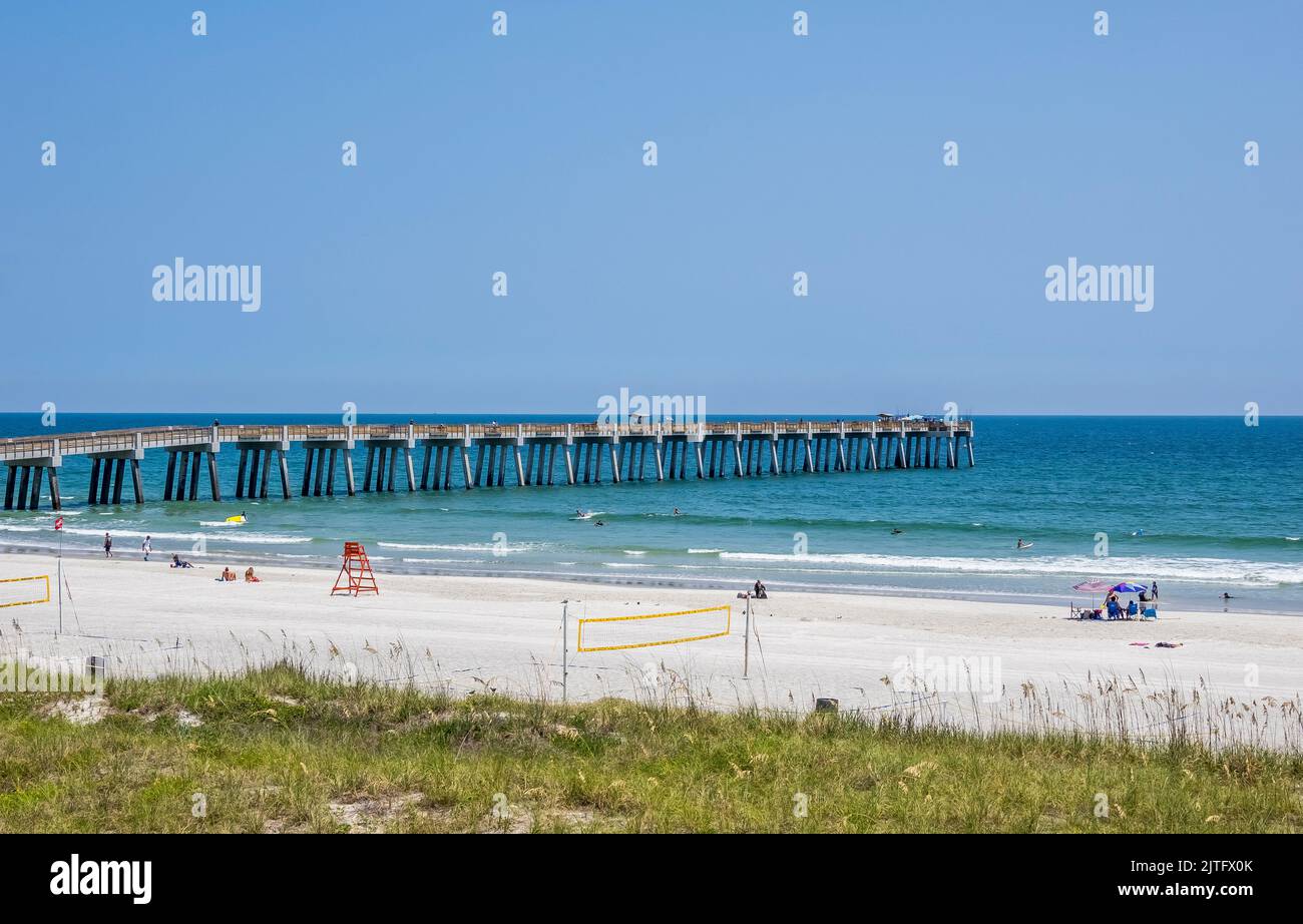 Jacksonville Beach e molo sull'Oceano Atlantico a Jacksonville Beach Florida USA Foto Stock