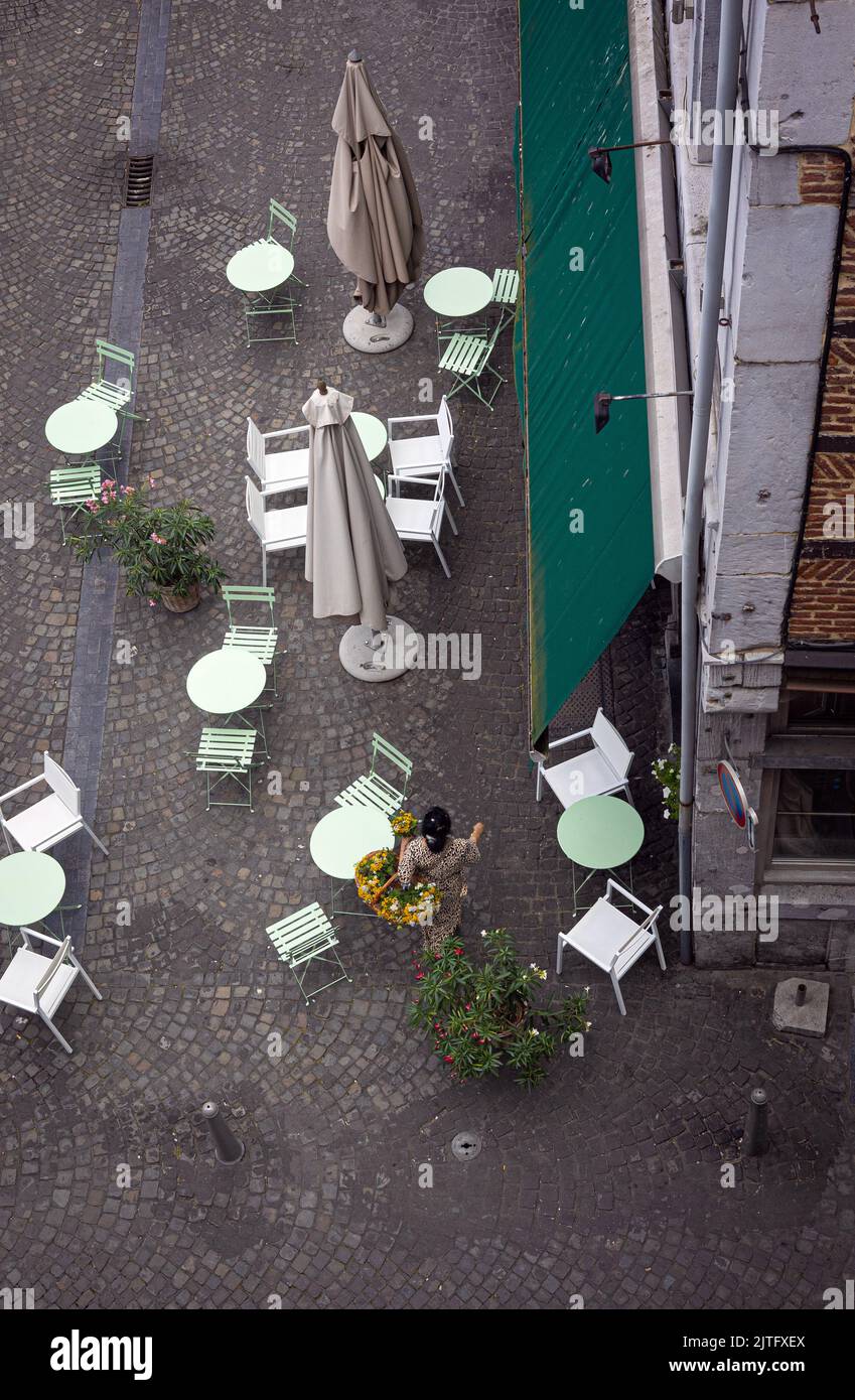 Venditore di fiori al di fuori del marciapiede caffè Foto Stock