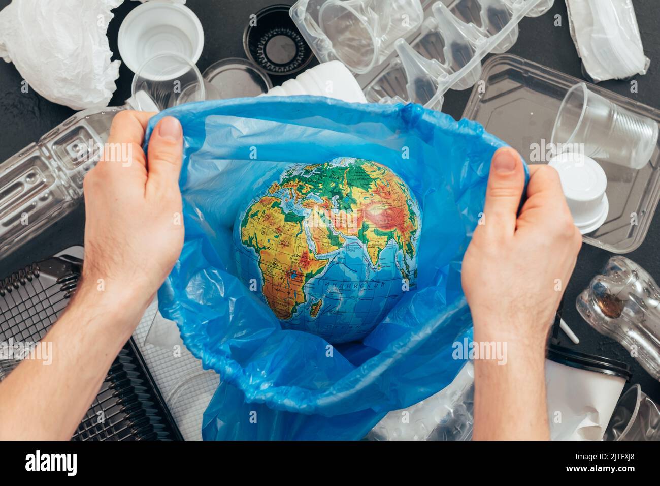 risparmio di ecologia del pianeta riciclaggio dei rifiuti in plastica Foto Stock