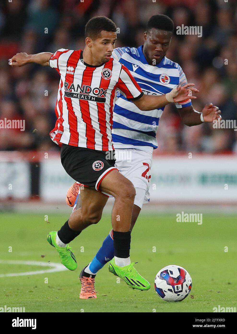 Sheffield, Inghilterra, 30th agosto 2022. Mamadou Loum of Reading sfida il lliman Ndiaye di Sheffield Utd (L) durante la partita del Campionato Sky Bet a Bramall Lane, Sheffield. L'immagine di credito dovrebbe essere: Simon Bellis / Sportimage Foto Stock