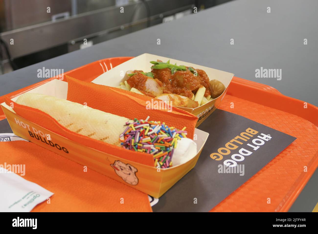 Nizhny Novgorod, Russia, 82 Bolshaya Pokrovskaya str., Nebo centro commerciale. 08.01.2022. Hot dog Bulldog, cibo di strada. Un caldo Foto Stock