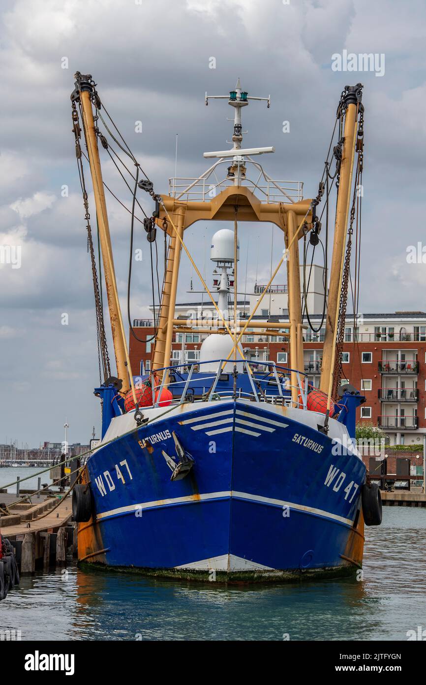 peschereccio irlandese accanto alla banchina del pesce al porto di portsmouth, grande peschereccio offshore a portsmouth, pescatori accanto allo storico bacino di pesca. Foto Stock