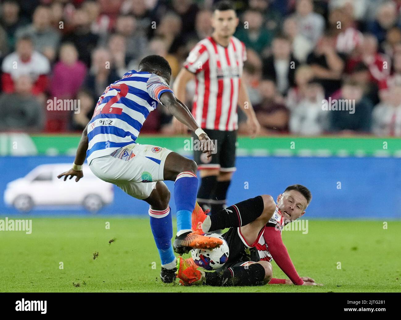 Sheffield, Inghilterra, 30th agosto 2022. Oliver Norwood di Sheffield Utd (R) sfida Mamadou Loum of Reading durante la partita del campionato Sky Bet a Bramall Lane, Sheffield. L'immagine di credito dovrebbe essere: Andrew Yates / Sportimage Foto Stock