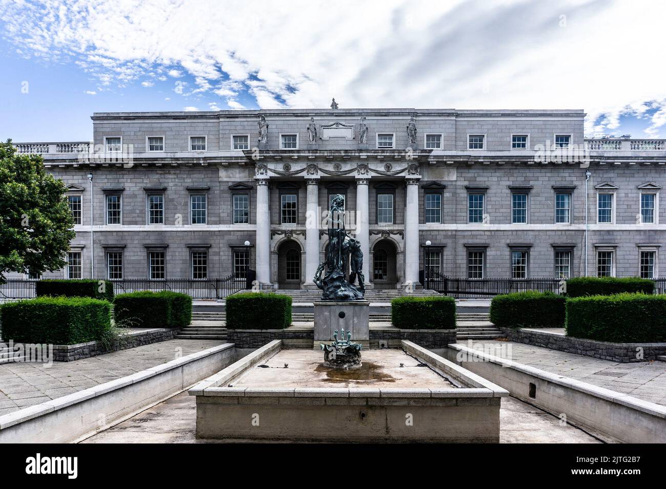 La statua indipendente di Éire con un soldato morente scolpito da Yann Renard-Goule sul fronte nord della Custom House a Dublino, Irlanda. Foto Stock