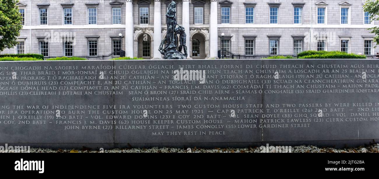 Il memoriale a coloro che sono morti nell'attacco alla Custom House, nel 1921 sul fronte nord dell'edificio. Scultore della statua Yann Renard-Goulet. Foto Stock