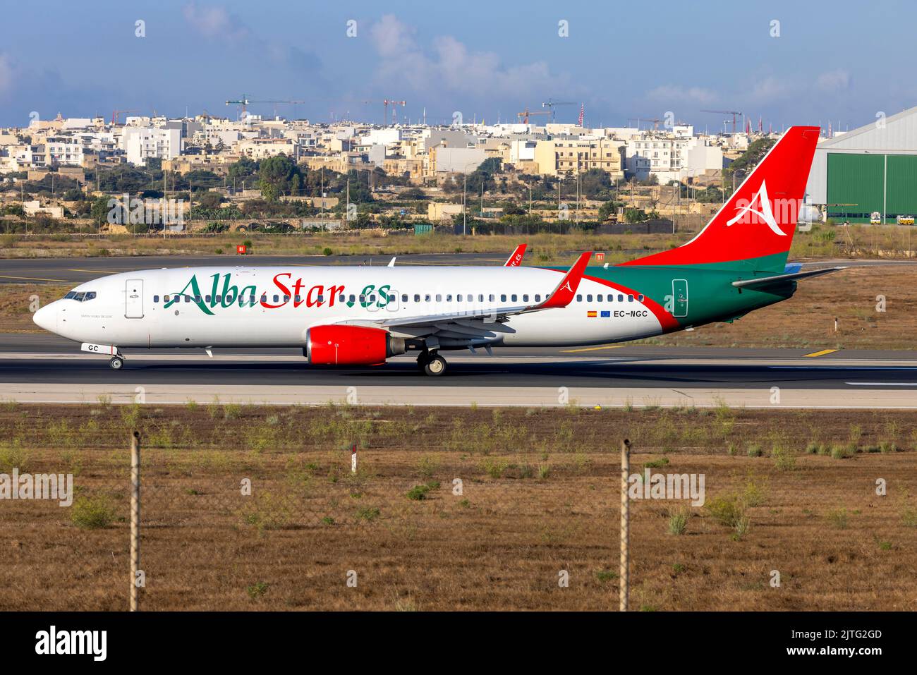 AlbaStar Boeing 737-809 (REG: EC-NGC) che effettua un volo per Amsterdam per Air Malta. Foto Stock