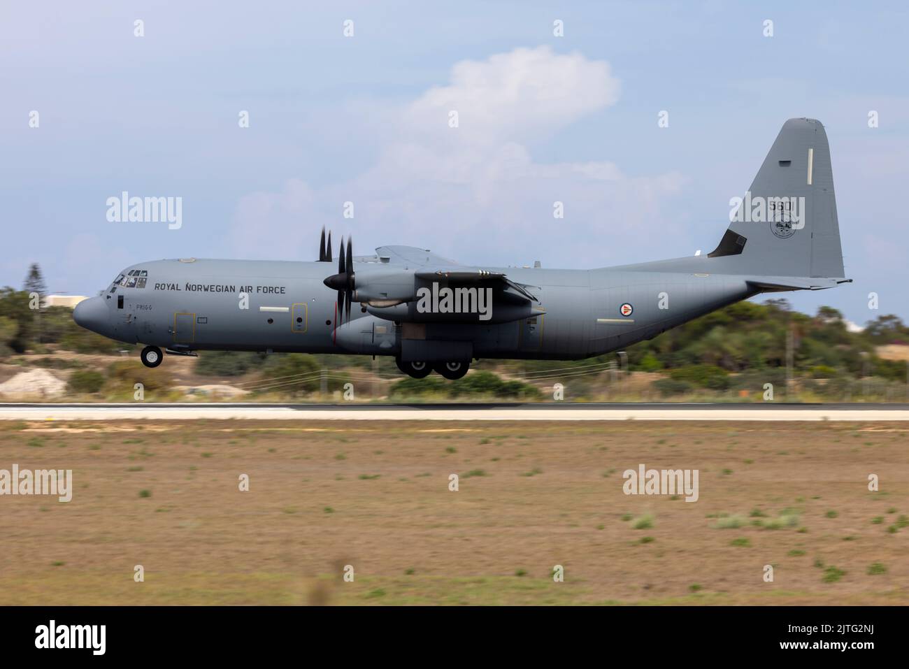 Forze aeree norvegesi Lockheed Martin C-130J-30 Hercules (L-382) (REG: 5601) pista di atterraggio 31. Foto Stock