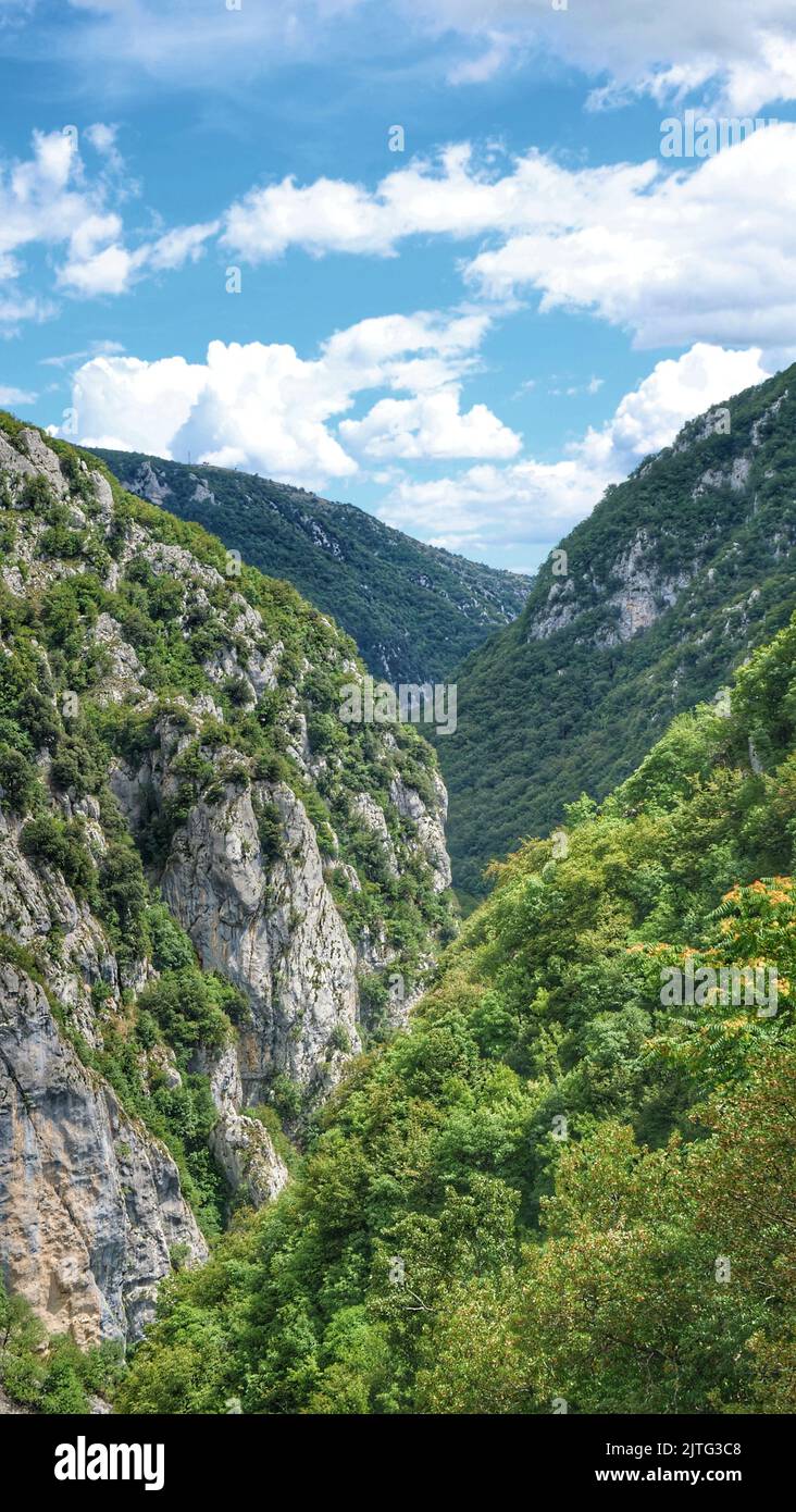 Barea sullo sfondo delle montagne abruzzesi Foto Stock