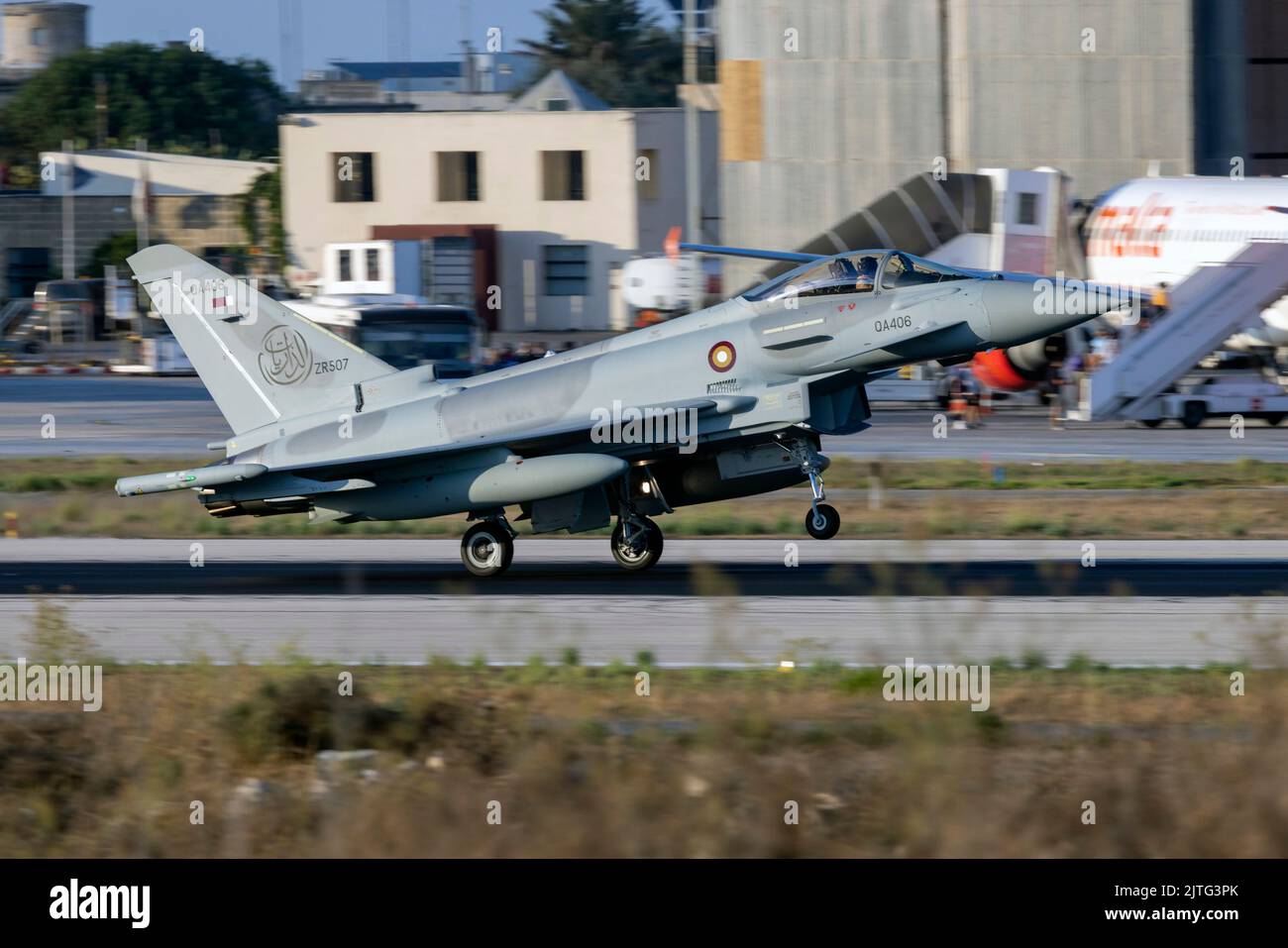 2 Qatari Air Force Eurofighter EF-2000 Typhoon in transito attraverso Malta sul loro volo di consegna in Qatar. Foto Stock