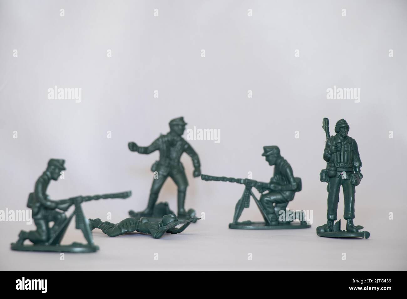 Bambini soldati di plastica su uno sfondo bianco primo piano, gioco Foto Stock