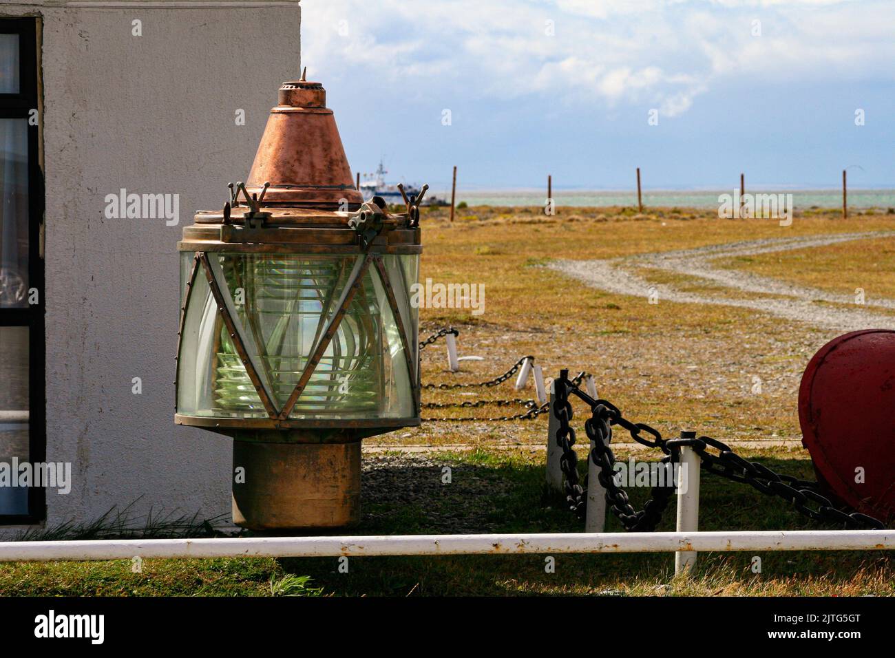 Vecchio faro nautico in bronzo poggiato a terra Foto Stock