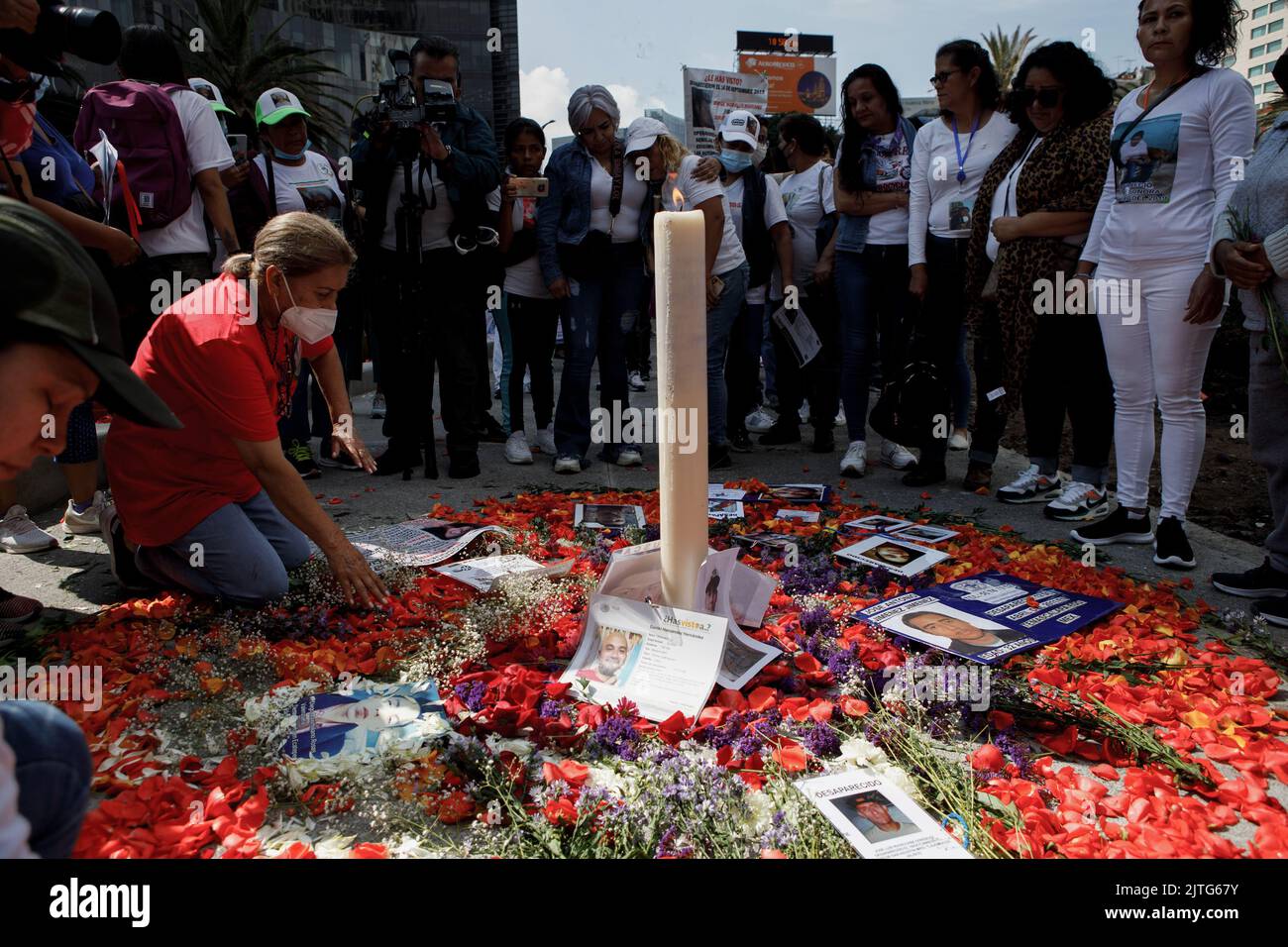 Mexiko Stadt, Messico. 30th ago, 2022. La gente ricorda le vittime nella Giornata dei scomparsi, nota anche come Giornata Internazionale delle vittime della sparizione forzata. In Messico, circa 100.000 persone sono considerate scomparse. Le bande criminali sono responsabili della maggior parte della violenza. La maggior parte degli atti non sono mai risolti. Credit: Jacky Muniello/dpa/Alamy Live News Foto Stock