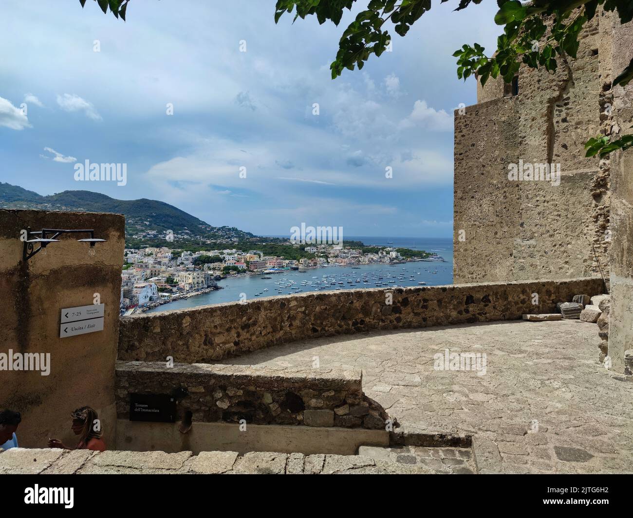 La splendida vista panoramica sulla città di Ischia Ponte (Isola d'Ischia, Napoli, Italia) dalla cima del famoso Castello Aragonese (2) Foto Stock