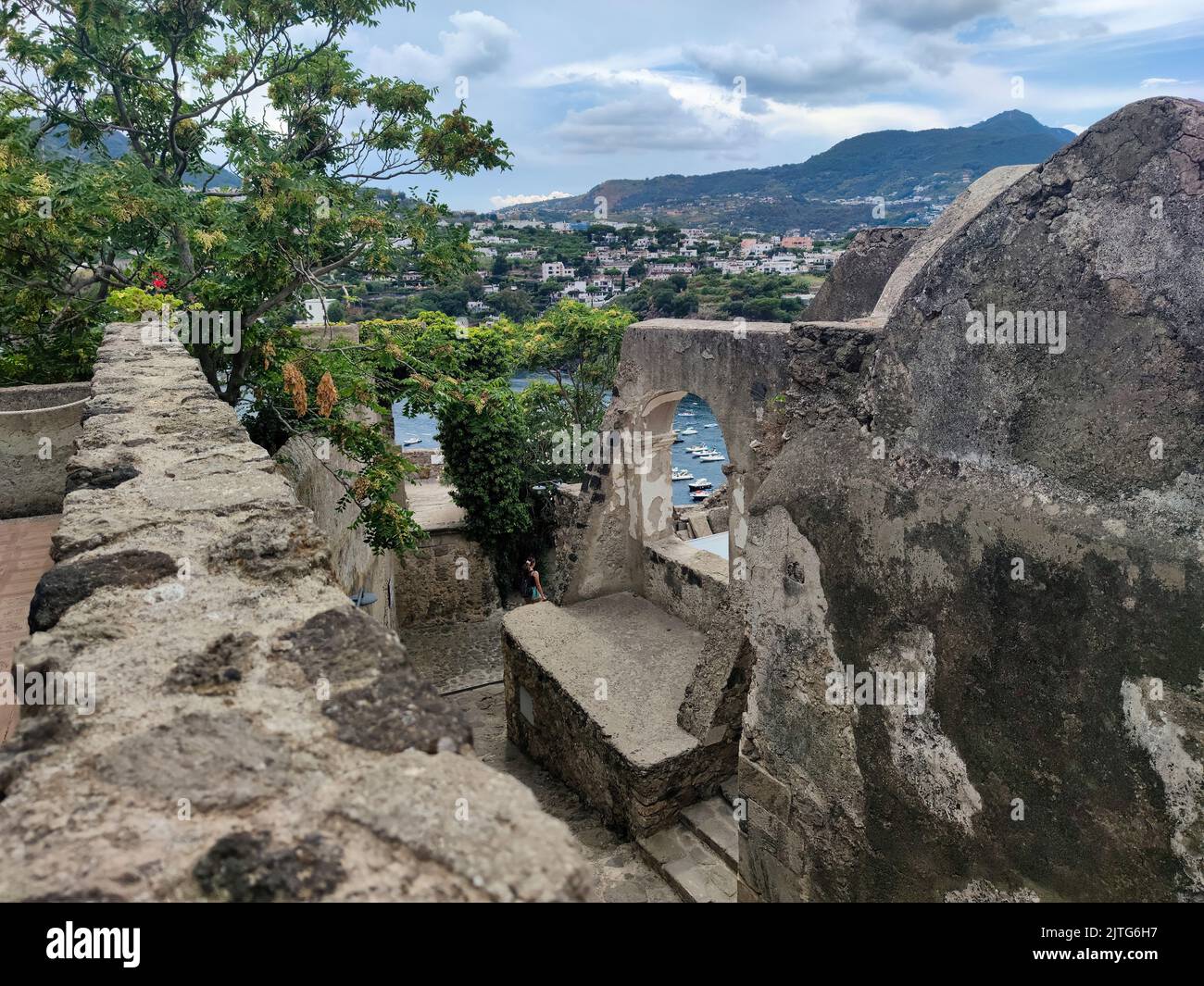 La splendida vista panoramica sulla città di Ischia Ponte (Isola d'Ischia, Napoli, Italia) dalla cima del famoso Castello Aragonese (2) Foto Stock