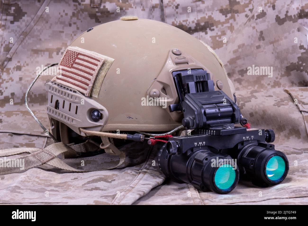 Casco militare americano con visione notturna in uniforme camouflage Foto Stock