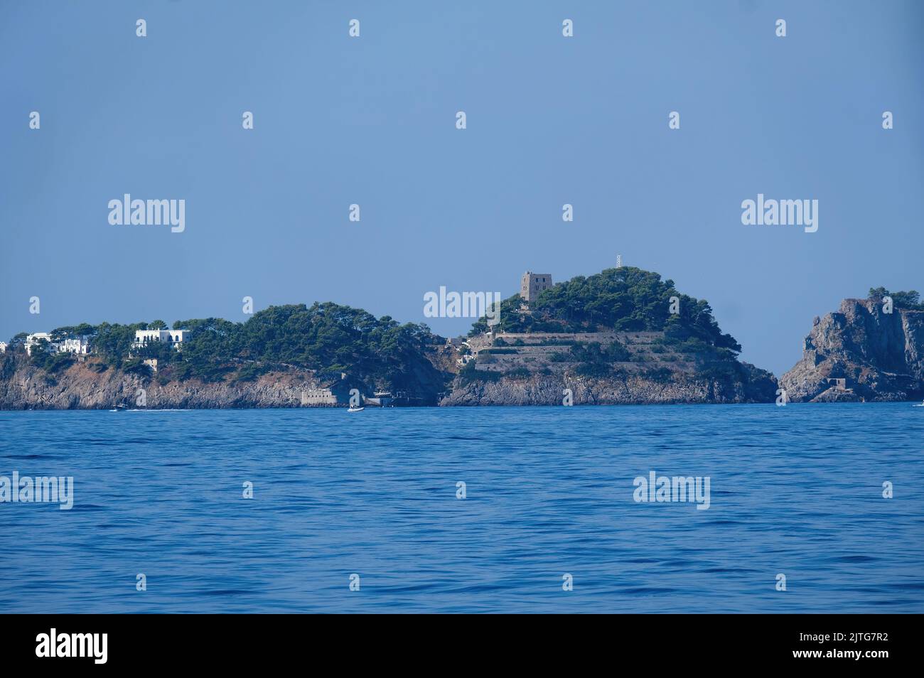 Al largo della costa di Positano, sospesa tra cielo e mare, si trova l'arcipelago li Galli, che conta tra re isole lussureggianti e incontaminate Foto Stock