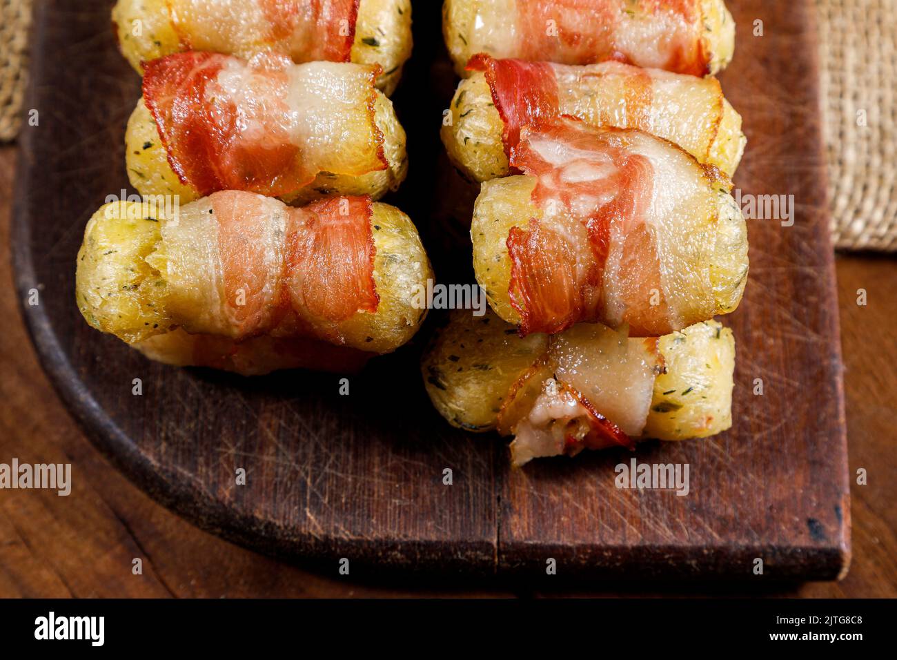 Spiedini di manioca avvolti in pancetta, medaglione di manioca. Foto Stock