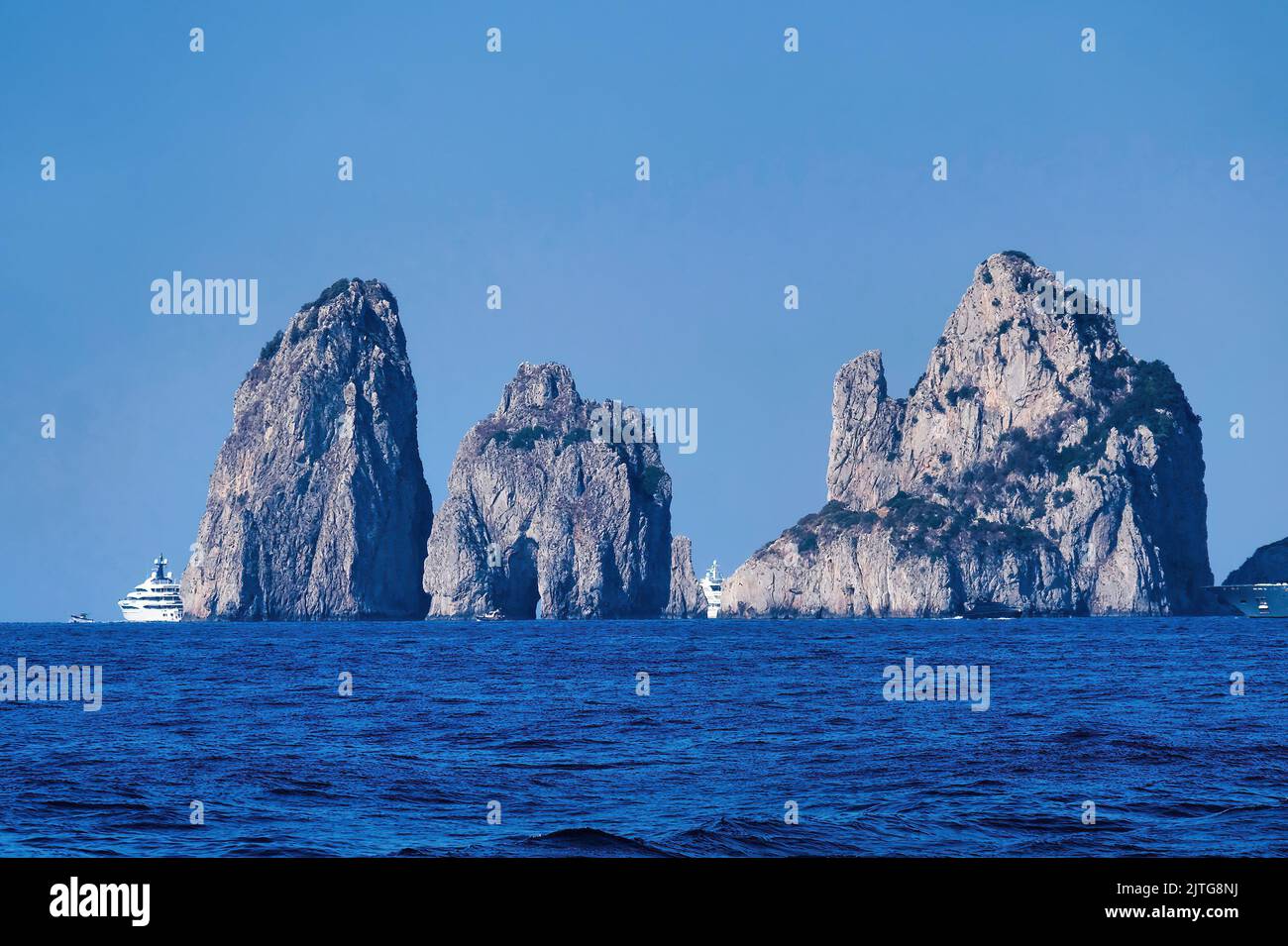 Famosi Faraglioni, Isola di Capri, Italia. Splendido paesaggio paradisiaco con mare azzurro nelle giornate di sole Foto Stock