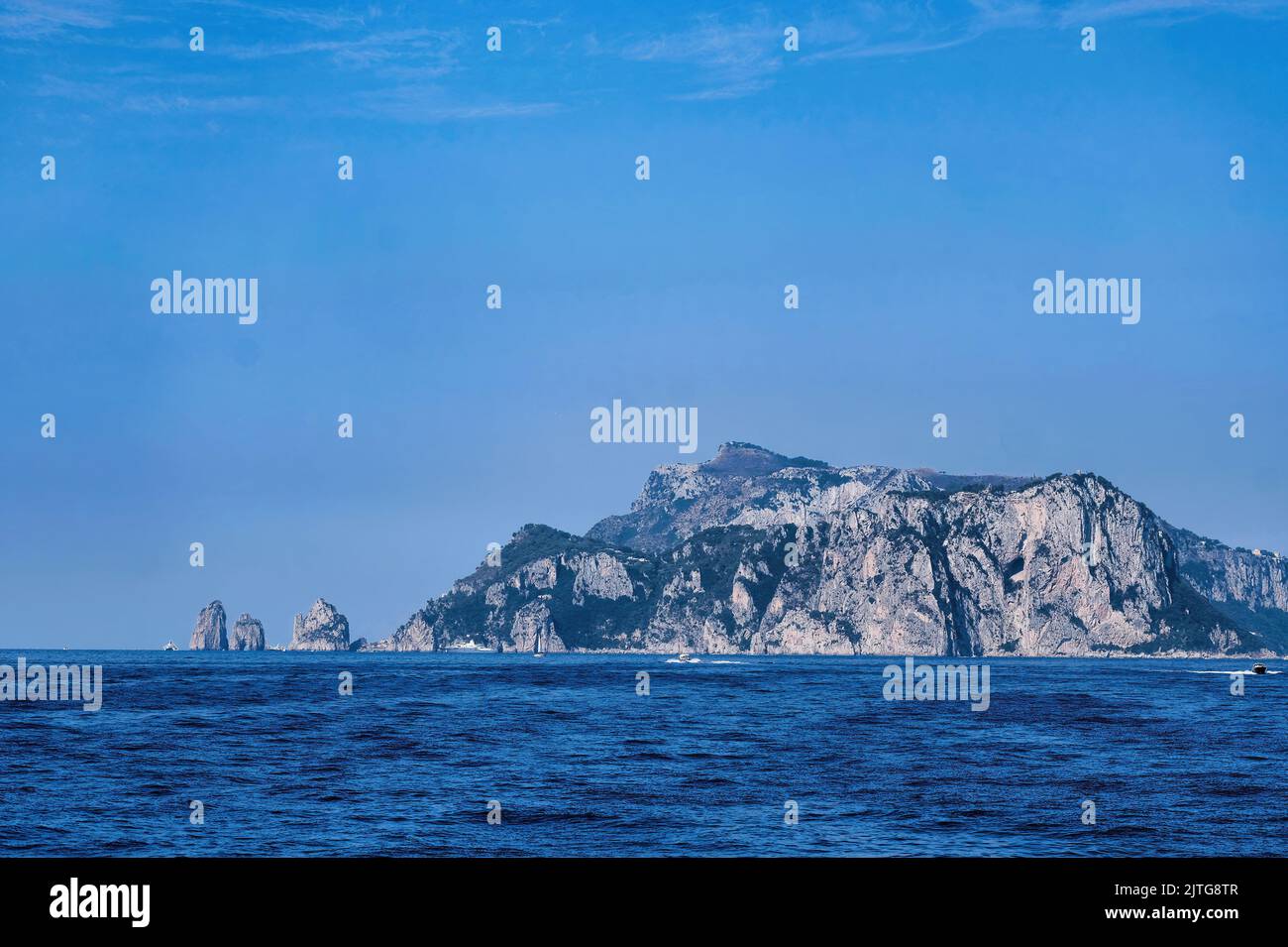 L'isola di Capri e i suoi famosi Faraglioni. Splendido paesaggio paradisiaco con mare blu nelle giornate di sole (29) Foto Stock