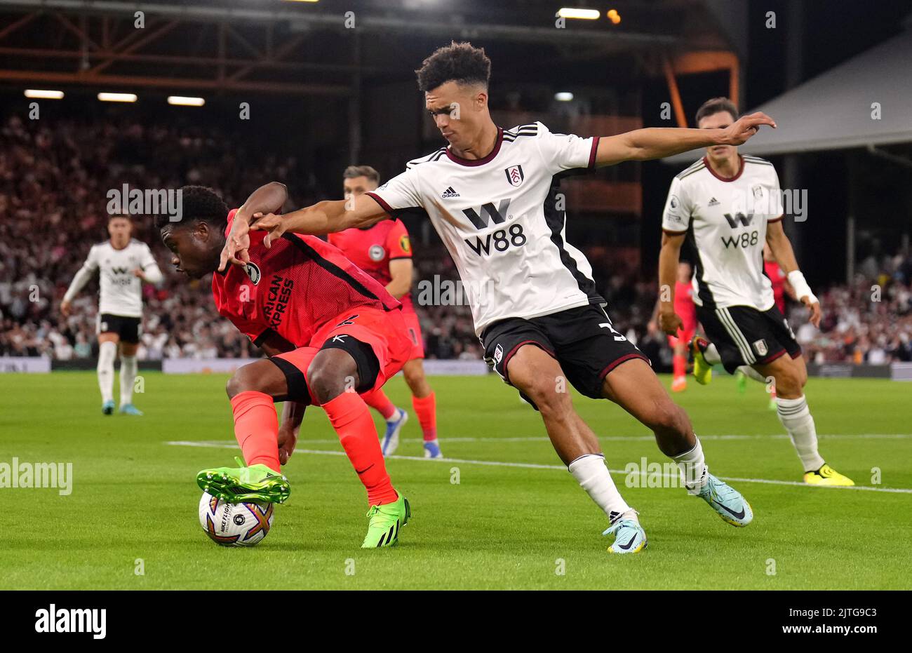 Tariq Lamptey di Brighton e Hove Albion (a sinistra) e Antonee Robinson di Fulham combattono per la palla durante la partita della Premier League al Craven Cottage, Londra. Data immagine: Martedì 30 agosto 2022. Foto Stock