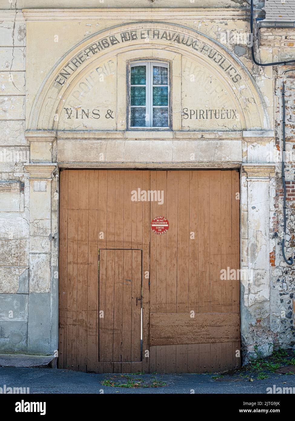 Porta marrone a Honfleur, dipartimento del Calvados, Francia nord-occidentale. Foto Stock