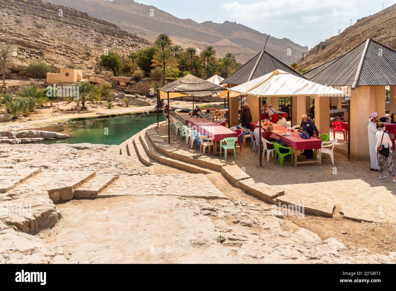 Wadi Bani Khalid, Oman - 12 febbraio 2020: Ristorante all'aperto nell'oasi di Wadi Bani Khalid nel deserto nel Sultanato dell'Oman. Foto Stock