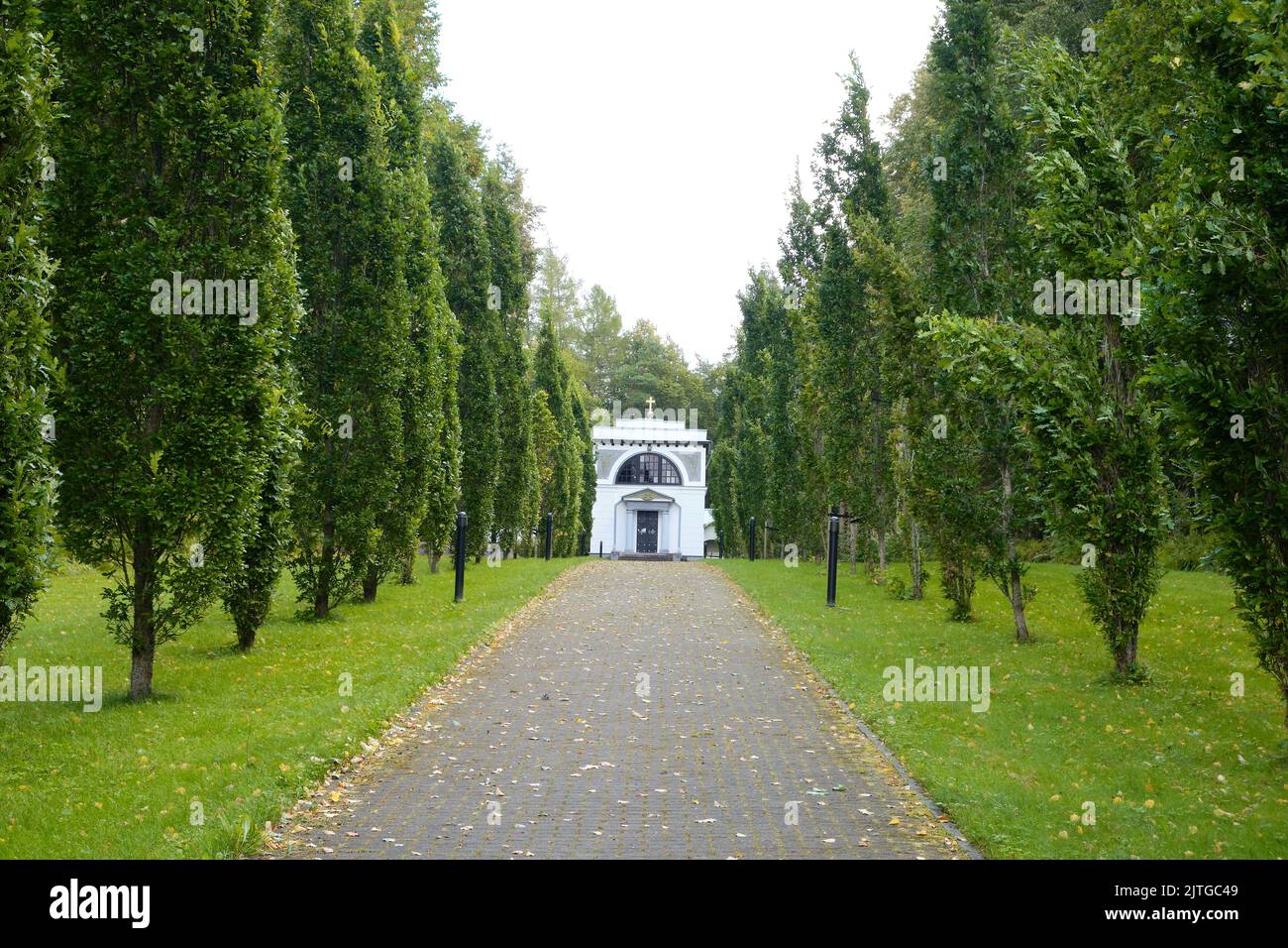 Mausoleo di Michael Andreas Barclay de Tolly. Piccola cappella bianca alla fine del lungo vicolo di quercia a Jogeveste Estonia Foto Stock