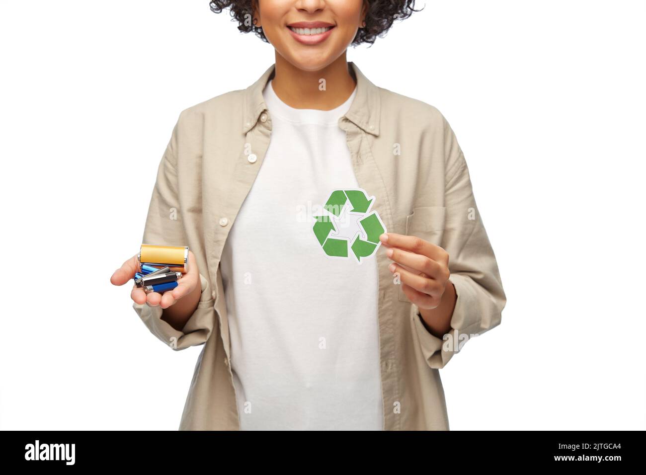 donna con cartello verde di riciclaggio e batterie Foto Stock