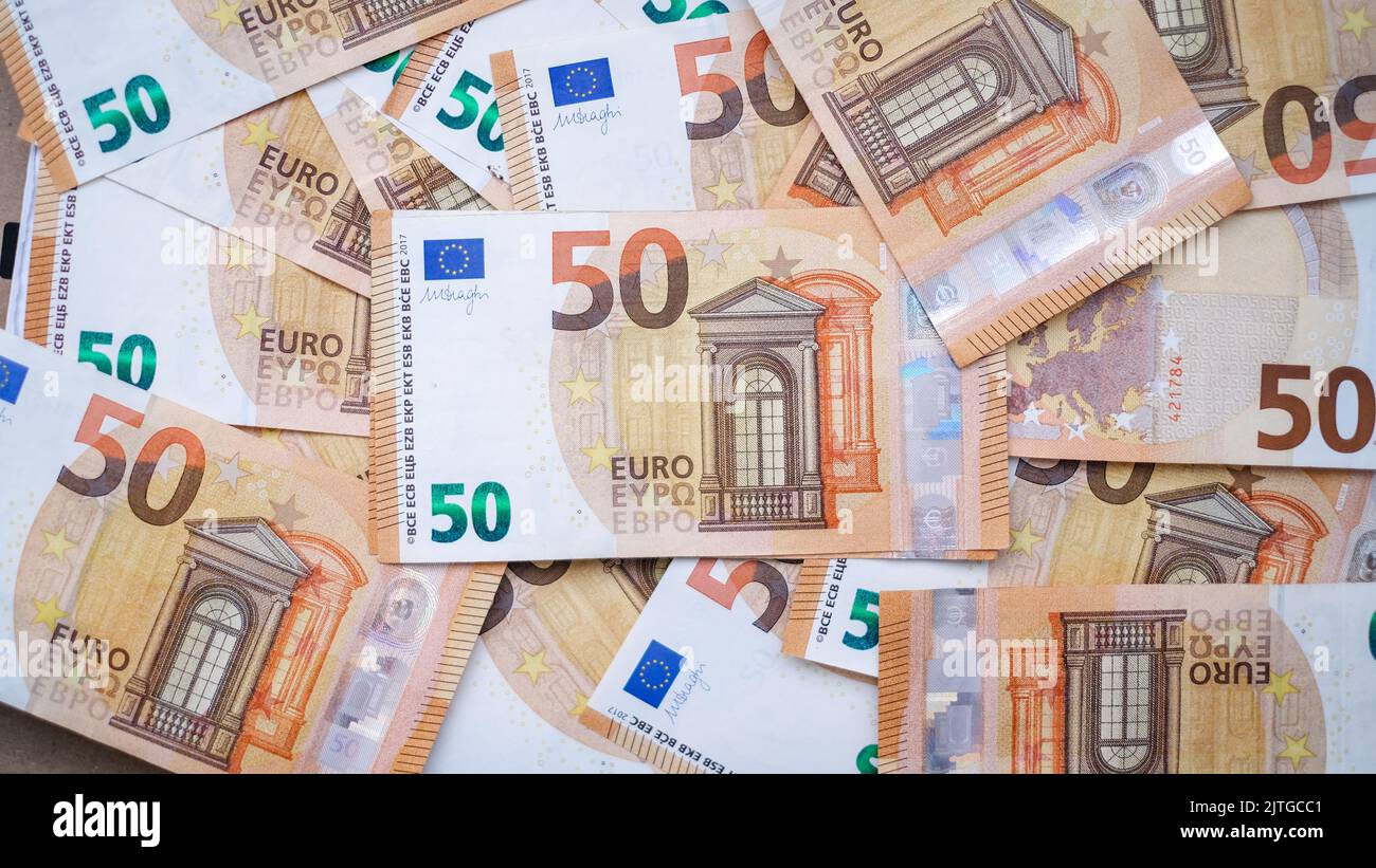 Lo sfondo è costituito da molte banconote in euro di diverse denominazioni. Finanza e business concept Foto Stock