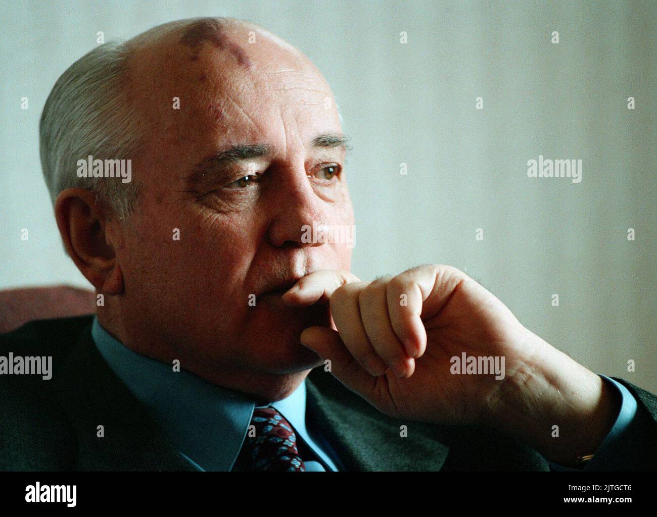 KRT WORLD NEWS STORY SLUGGED: GORBACHEV KRT PHOTO DI JOHN KRINGAS/CHICAGO TRIBUNE (KRT129) LISLE, il Marzo 4 -- l'ex presidente dell'Unione Sovietica Mikhail Gorbachev risponde alle domande della redazione di Chicago Tribune durante un incontro di Giovedi'. (Foto di TB) PL KD 1999 (Horiz) -- NO MAGS, NO SALES -- Credit: Sipa USA/Alamy Live News Foto Stock