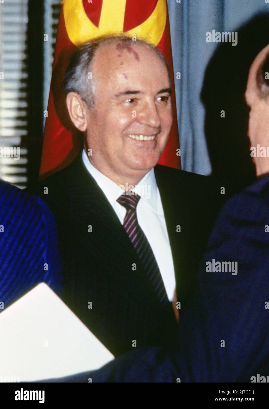 **FOTO DEL FILE** Mikhail Gorbachev è scomparito. Il presidente Mikhail Gorbachev dell'Unione Sovietica accoglie gli ospiti presso il Dipartimento di Stato degli Stati Uniti a Washington, DC prima di incontrare il presidente degli Stati Uniti Ronald Reagan per firmare il trattato sulle forze nucleari a raggio intermedio (INF) il 8 dicembre 1987. L’accordo ha eliminato i missili nucleari a corto raggio e intermedio statunitensi e sovietici e ha portato all’eliminazione di nuove armi nucleari. Credit: Ron Sachs/CNP /MediaPunch Foto Stock