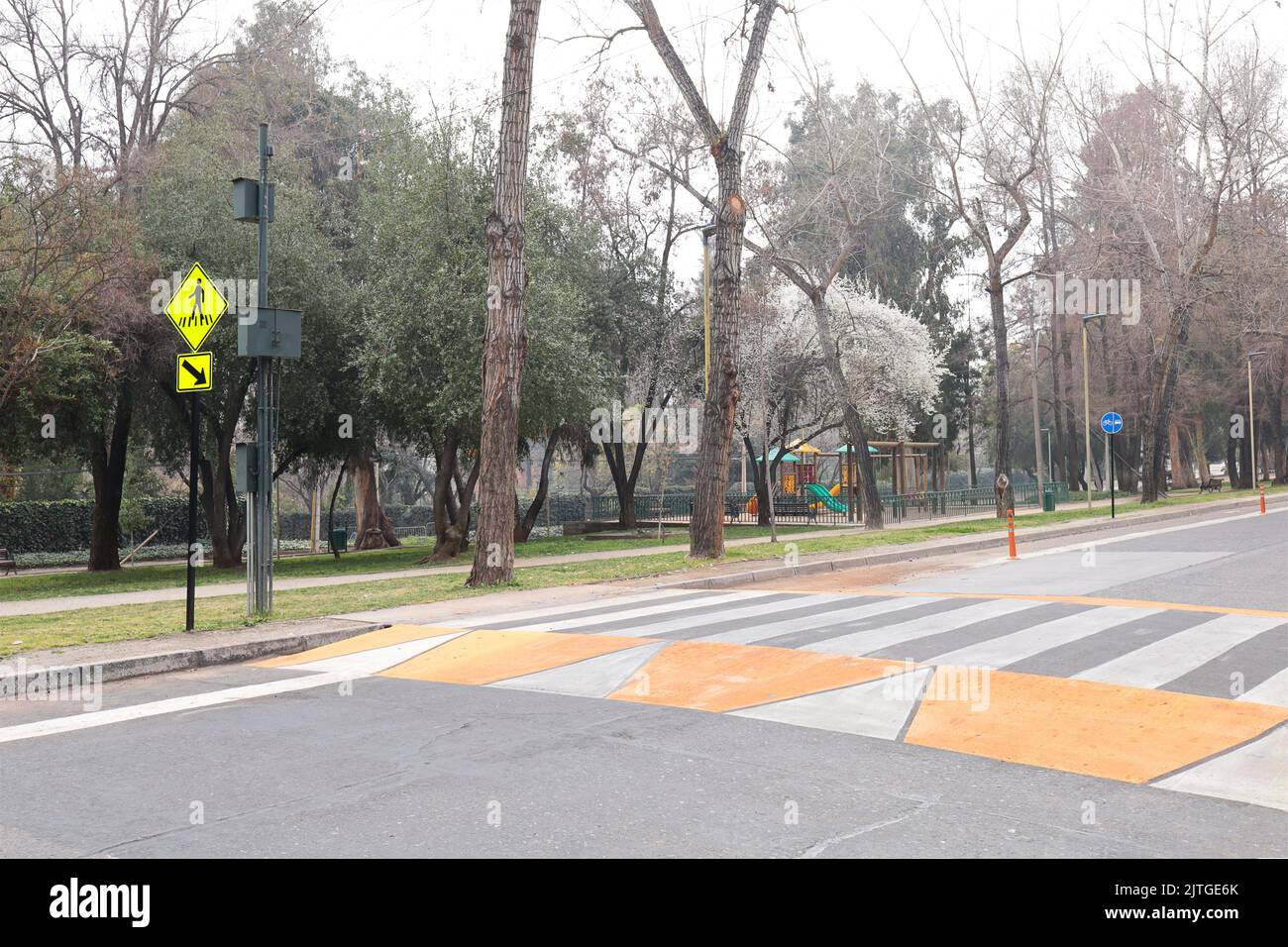 Strada pedonale accanto a una piazza della città Foto Stock