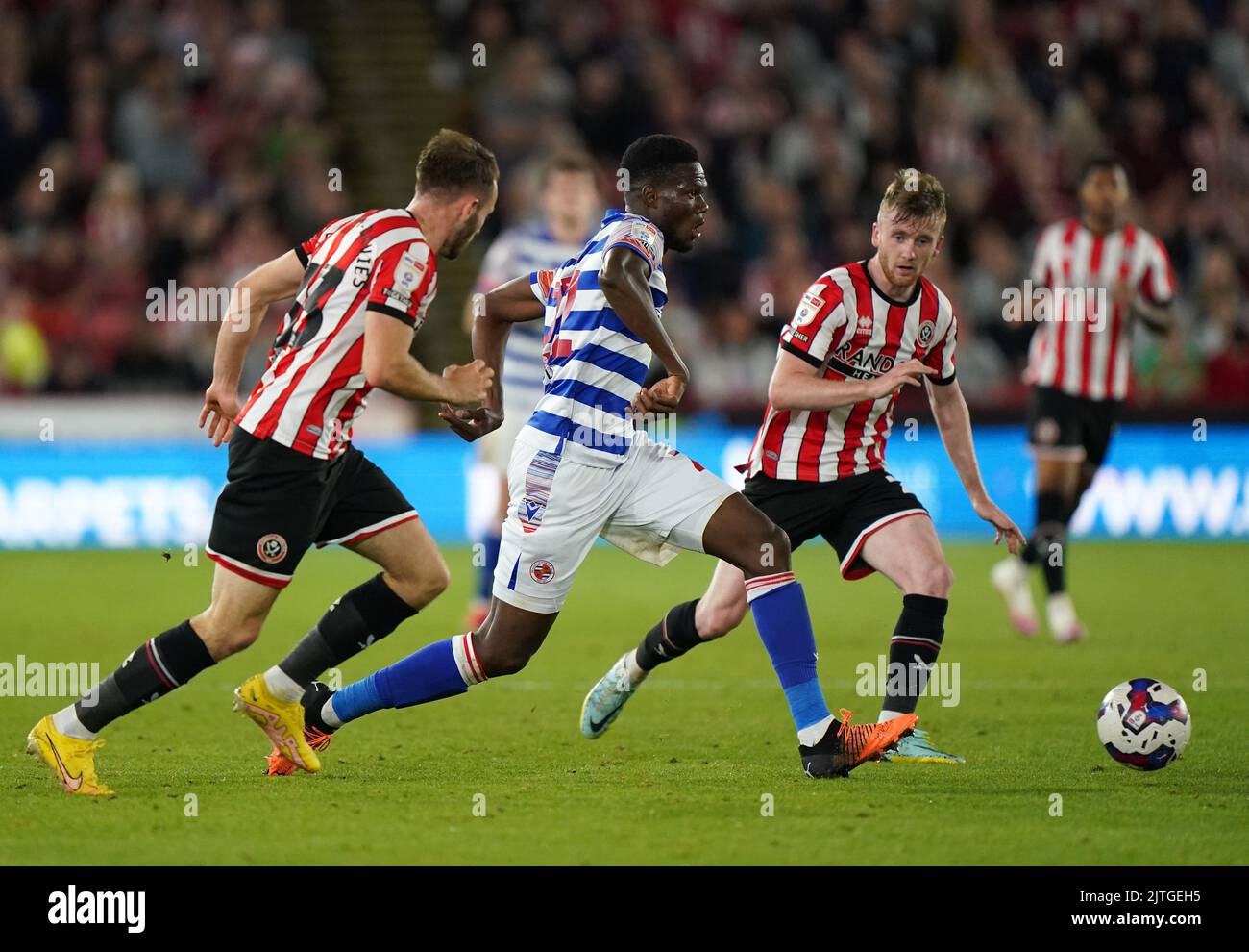 Mamadou Loum (centro) di Reading in azione durante la partita del Campionato Sky Bet a Bramall Lane, Sheffield. Data immagine: Martedì 30 agosto 2022. Foto Stock