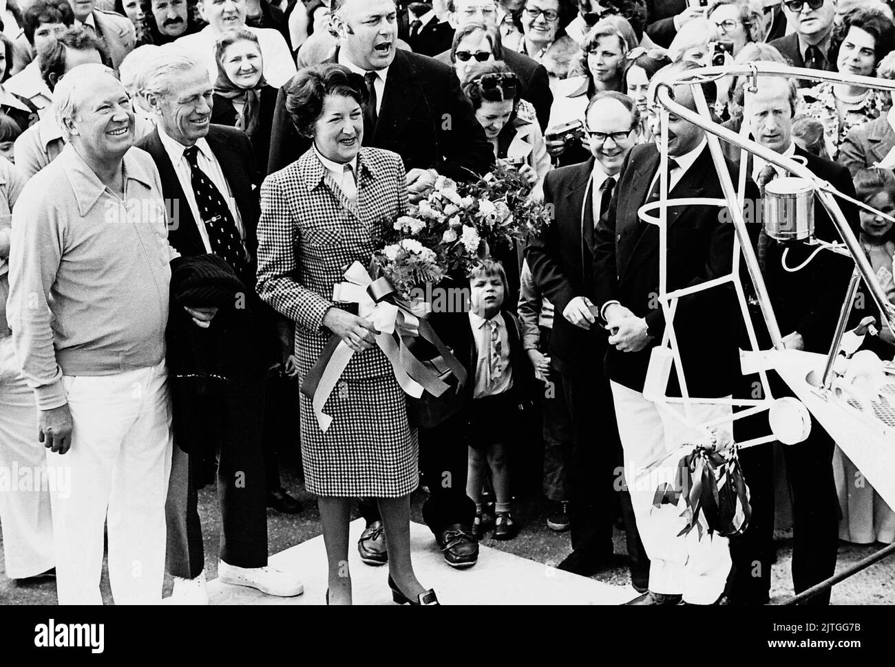 AJAXNETPHOTO. 10TH MAGGIO 1975. GOSPORT, INGHILTERRA. - PARTITO DI LANCIO - (L-R) RT.HON. EDWARD HEATH M.P. PROPRIETARIO DEL OCEAN RACING YACHT MATTINA NUVOLA IV, CON ROD STEPHENS YACHT DESIGNER DI SPARKMAN & STEPHENS, LA SIGNORA MARY HEATH CHE HA NOMINATO LO YACHT, TONY TAYLOR DI CAMPER & NICHOLSON YACHT BUILDER, IGNOTO, E PETER NICHOLSON (IN PARTE OSCURATO) PRESIDENTE DI C&N. PHOTO:JONATHAN EASTLAND/AJAX RIF:340 220105 28 Foto Stock