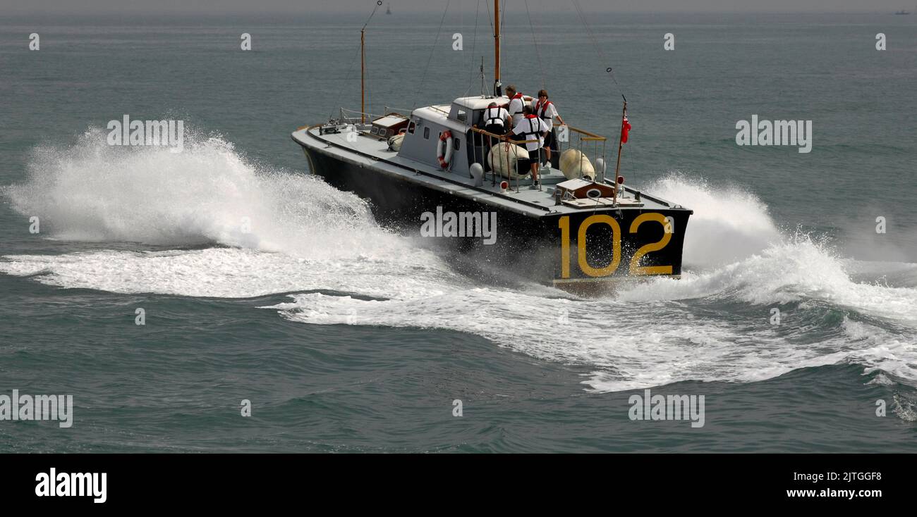 AJAXNETPHOTO. 25TH AGOSTO, 2016. SOLENT, INGHILTERRA. - LANCIO AD ALTA VELOCITÀ - RIPRESA SECONDA GUERRA MONDIALE RAF AIR SEA SEA SEAT LANCIO HSL 102 COSTRUITO NEL 1937 A VELOCITÀ NEL SOLENT. VESSEL ERA UNA DELLE CLASSI RAF 100 PROGETTATA DA FRED COOPER E COSTRUITA DA BRITISH POWERBOATS A HYTHE. PHOTO:JONATHAN EASTLAND/AJAX REF:D162508 6161 Foto Stock