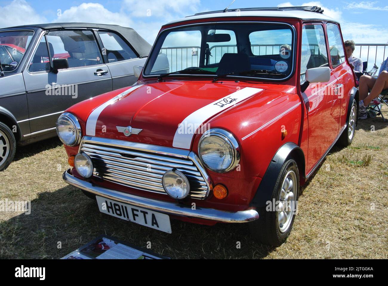 Un 1990 Rover Mini Cooper ha parcheggiato in mostra alla mostra di auto classiche English Riviera, Paignton, Devon, Inghilterra, Regno Unito. Foto Stock